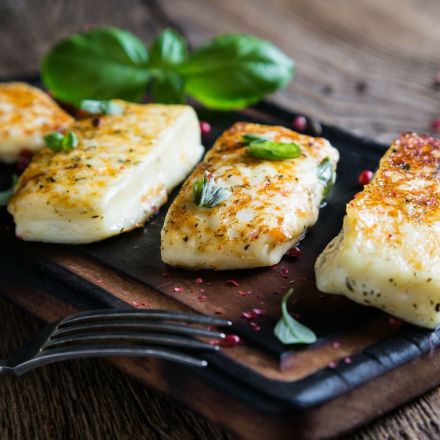 Gegrillter Halloumi auf knusprigem Bauernbrot