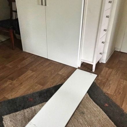 Klebepads: Rückstände von glatten Flächen entfernen