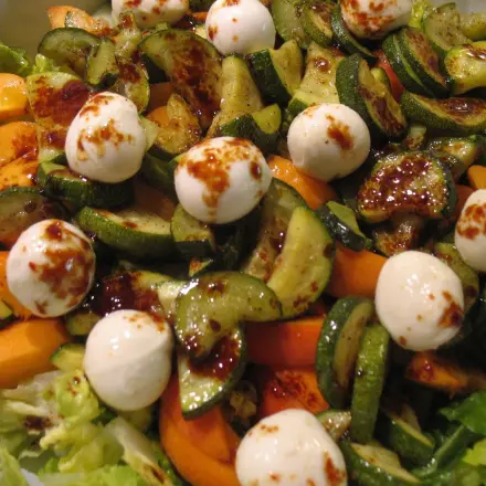 Frisch-fruchtiger Salatteller mit Mozzarellakugeln