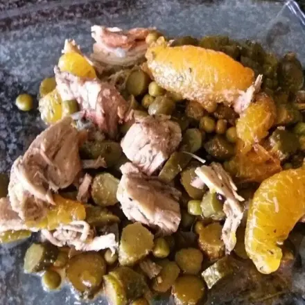 Sommer-Hähnchen-Salat mit Erbsen und Mandarinen