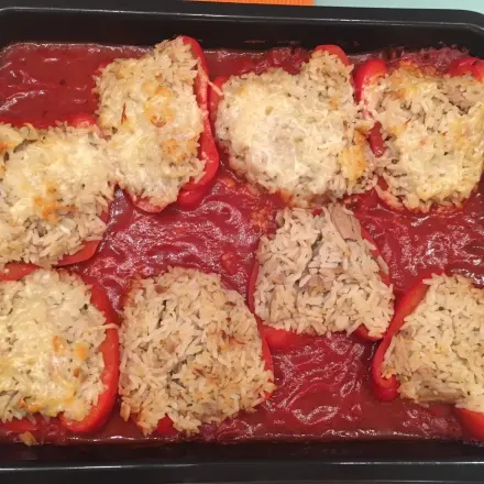 Paprikaschoten gefüllt mit Thunfischreis in Tomatensoße