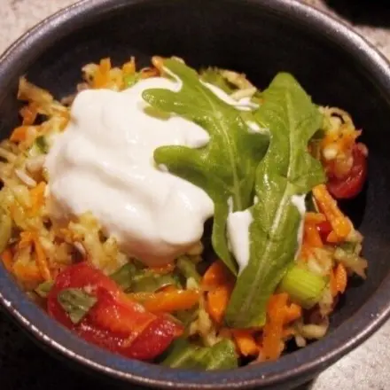 Mairübchen-Karotten-Salat mit Tomaten und Rucola