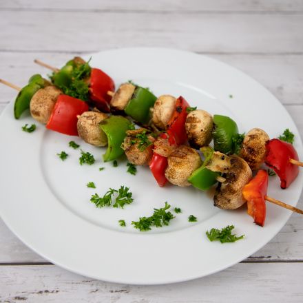 Champignon-Paprika-Spieße mit Bergkäse