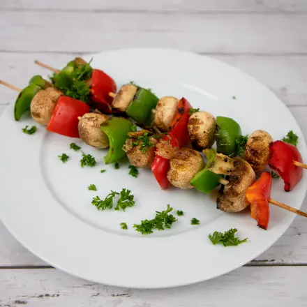 Champignon-Paprika-Spieße mit Bergkäse