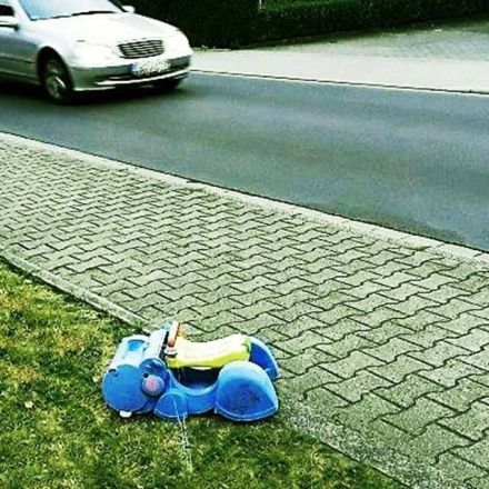 Kinderspielzeug am Gehweg: Ein Versuch, Raser zu stoppen
