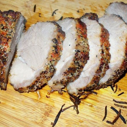 Schweinelachs mit bunter Pfefferkruste aus dem Backofen