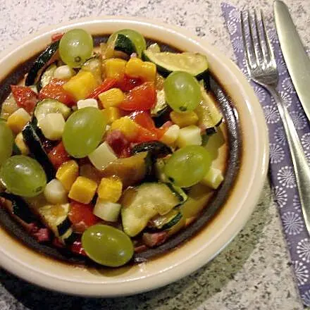 Zucchini-Paprika-Käse-Salat