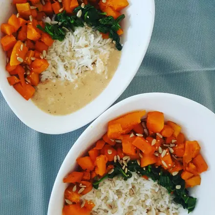 Veganes Kürbis Süßkartoffel Curry mit Erdnusssauce