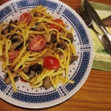 Spätzle-Pfanne mit Pilzen und Schinken