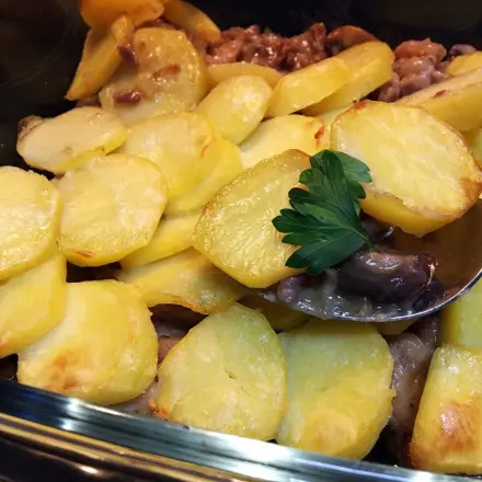 Hähnchen-Kartoffel-Auflauf mit Pilzen