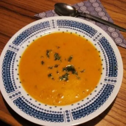 Kürbis-Karotten-Cremesuppe mit Hackfleisch