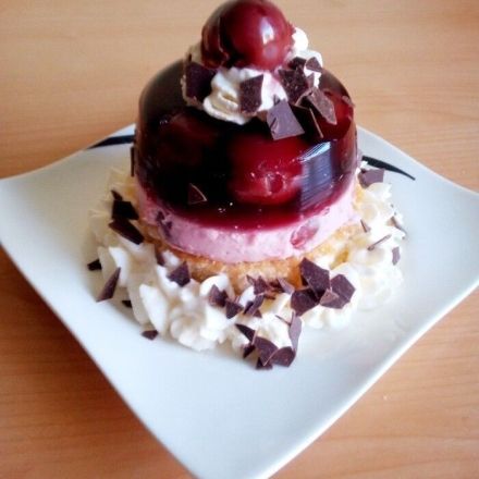 Schwarzwälder-Kirsch-Dessert auf Biskuit