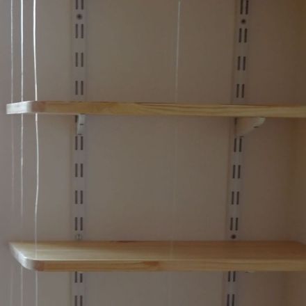 Diskrete Seitenwände für ein offenes Bücherregal