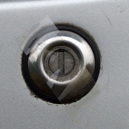 Autotürschloss mit Tesafilm gegen Einfrieren schützen