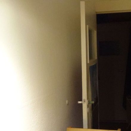 Selbst gebaute Lampe aus Holz schwebend anbringen