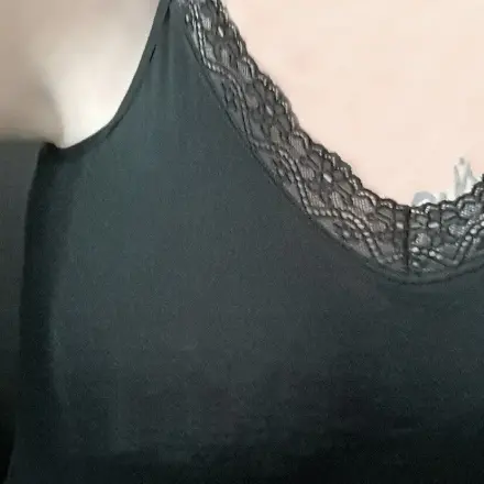 Weiter Armausschnitt - Achselbereich & Taille dezent verdecken