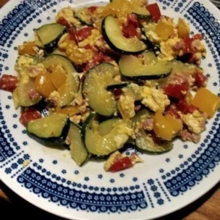 Einfache superschnelle Gemüsepfanne mit Schinken und Ei