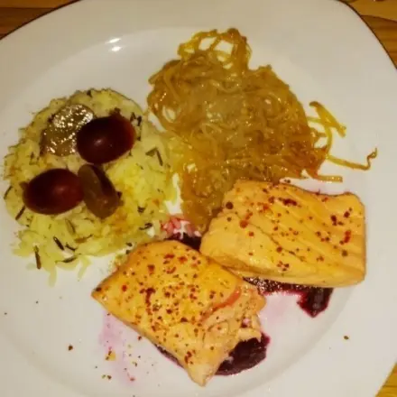 Pochierter Lachs mit Roter Bete und Mungosprossen