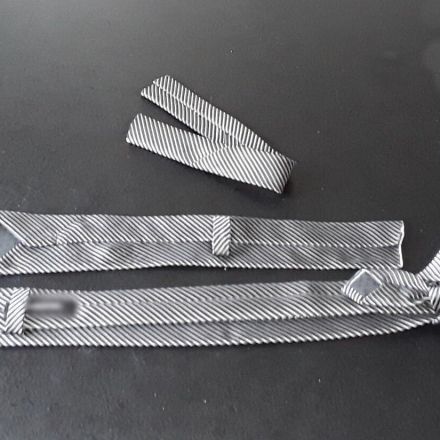 Aus zwei Krawatten wird eine passende hergestellt