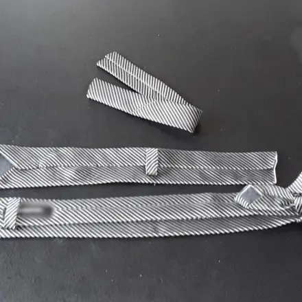 Aus zwei Krawatten wird eine passende hergestellt