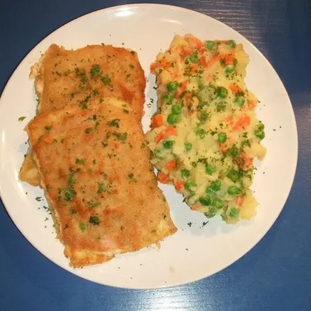 Schinken-Käse-Schnitte mit buntem Kartoffelpüree