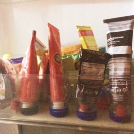 Ordnung im Kühlschrank-Seitenfach: So fallen Tuben nicht mehr um