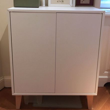 Versteckte und fast geruchslose Katzentoilette