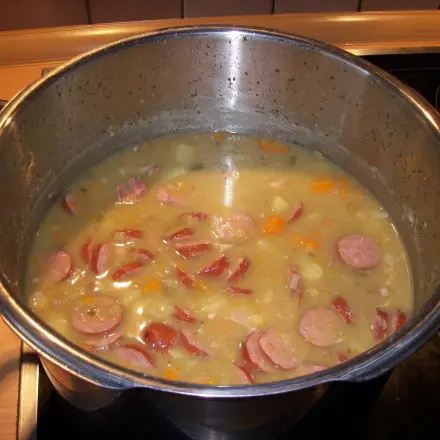 Hausgemachte Erbsensuppe