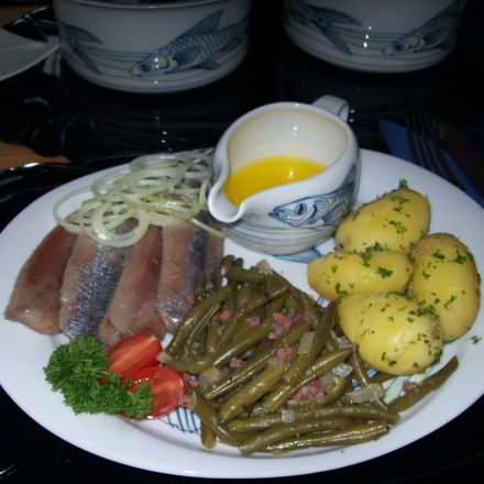 Matjes mit Petersilienkartoffeln und grünen Speckbohnen
