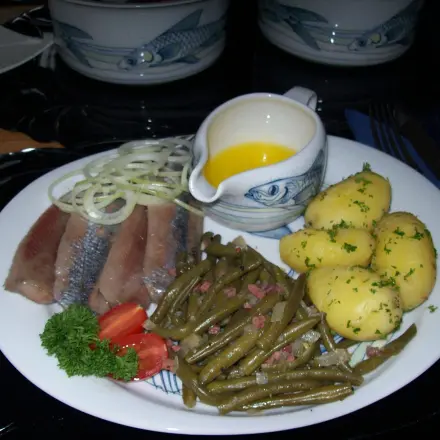 Matjes mit Petersilienkartoffeln und grünen Speckbohnen
