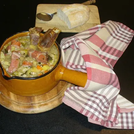 Graupensuppe mal anders: Mit Gemüse und knusprigen Rippchen