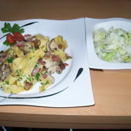 Schinken-Pfanne mit frischen Champignons und Nudeln