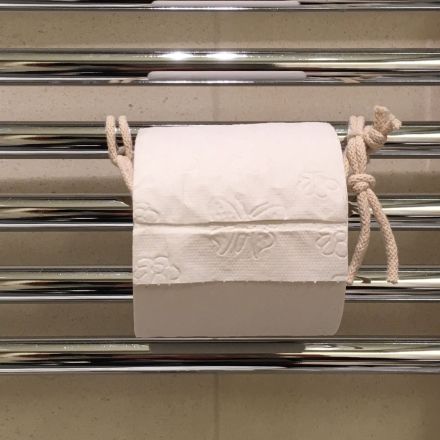 Toilettenpapier-Halter im kleinen Bad