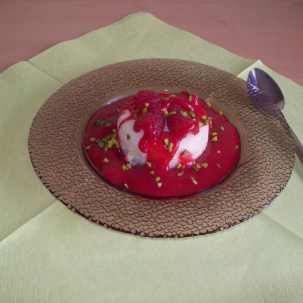 Pannacotta mit Mus aus frischen Himbeeren