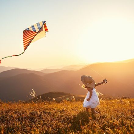 Die fröhlichen Frühlingskinder im Sonnenschein