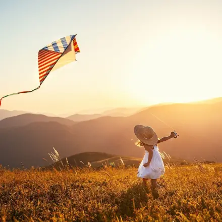 Die fröhlichen Frühlingskinder im Sonnenschein