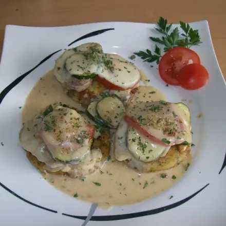 Medaillons vom Schwein auf Kräuter-Kartoffel-Talern