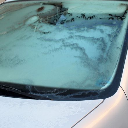 Zugefrorene Autoscheiben mit Salz abtauen