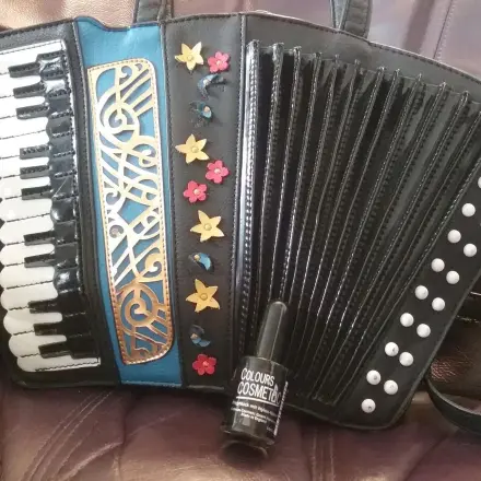 Abgestoßene Ecken an Kunstledertaschen kaschieren