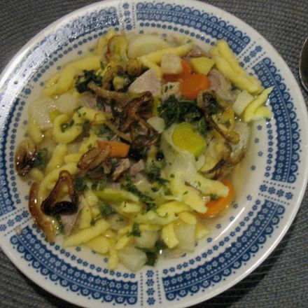 Deftiger Gemüsetopf mit Schweinefleisch und Spätzle