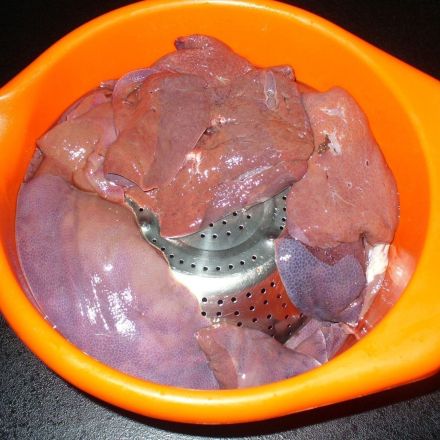 Frische Leber abtropfen lassen