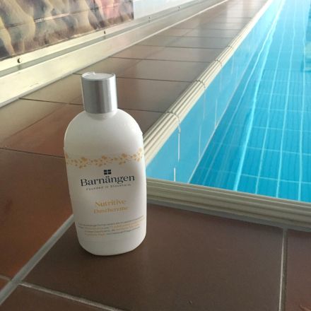 Sensible Haut nach dem Schwimmen pflegen