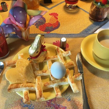 Gebackenes Osternest aus Blätterteig mit Ei-Herz