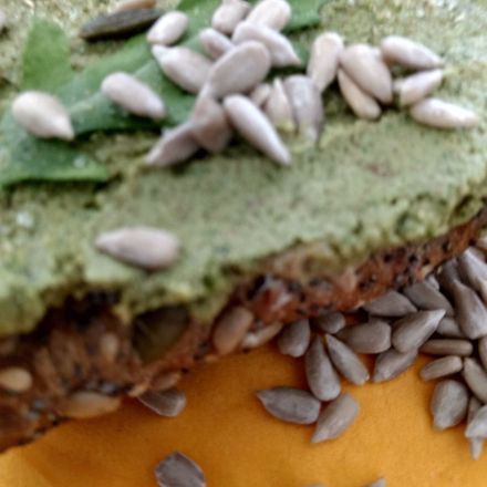 Rucola-Sonnenblumenkern-Brotaufstrich