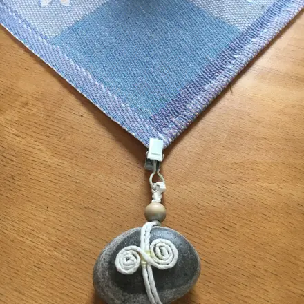 Tischdeckenbeschwerer aus Kieselsteinen