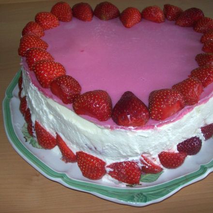 Erdbeer-Herztorte mit Sahne-Frischkäse-Creme und Vanille Glaze