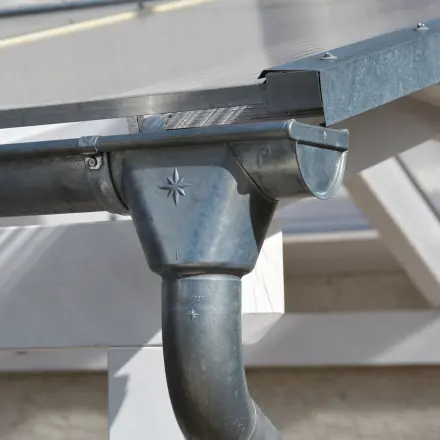 Verstopftes Fallrohr von Dachrinne freimachen