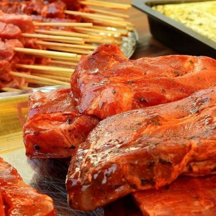 Schweinefleisch mit Zitrone marinieren