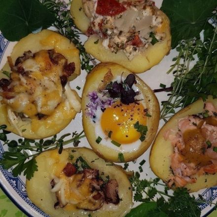 Verschieden gefüllte Ofenkartoffeln