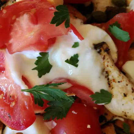 Tomatensalat mit Kräuterseitlingen und vegetarischem Fleischkäse